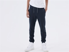 Dreng klædt i navy track pants fra Name It med justerbar talje og bindesnøre